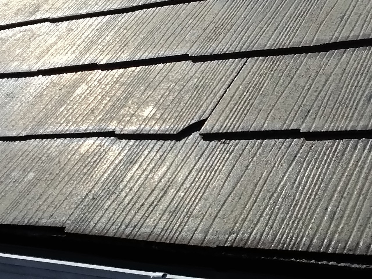 雹害　スレート屋根破損